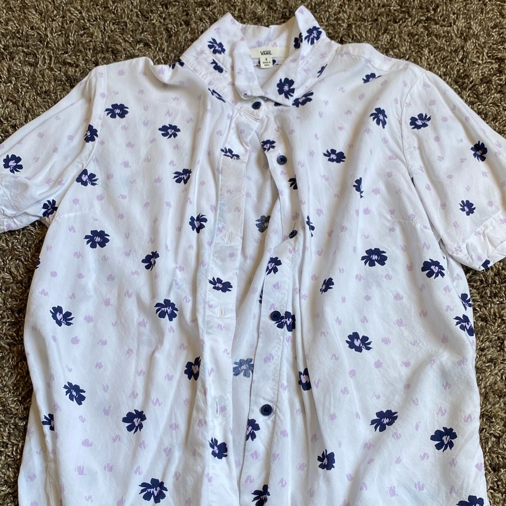 super cute hawaian looking vans shirt.